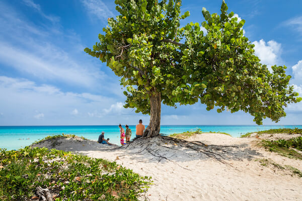 Cuba family outing in Varadero - Lynxs Photography / Shutterstock.com