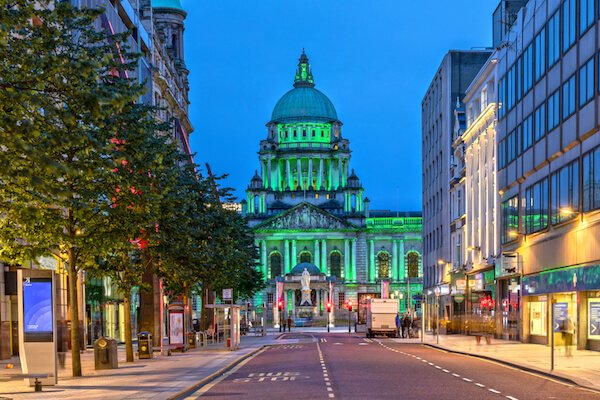 Illuminated city hall in Belfast/Northern Ireland