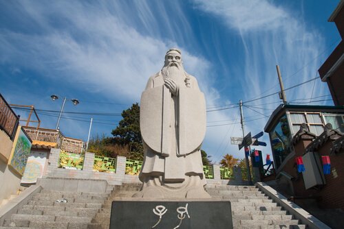 Confucius statue in Incheon South Korea - image by  Chaiyapak Mankannan/shutterstock.com