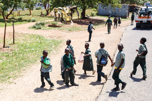 Zambian school kids by SamDCruz/shutterstock.com